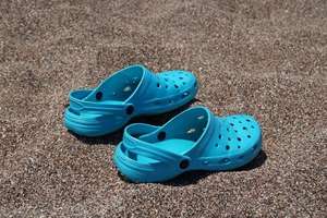Kumsalda Mavi Renk Crocks Sandaletleri