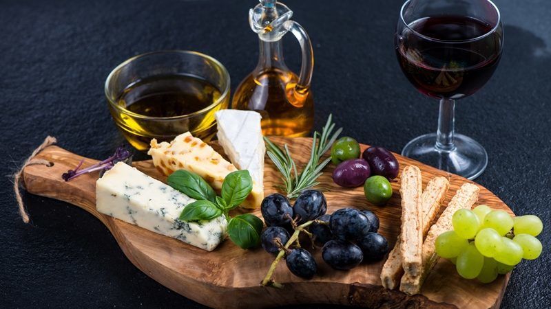 grappes, vine, cheese, olive on the board