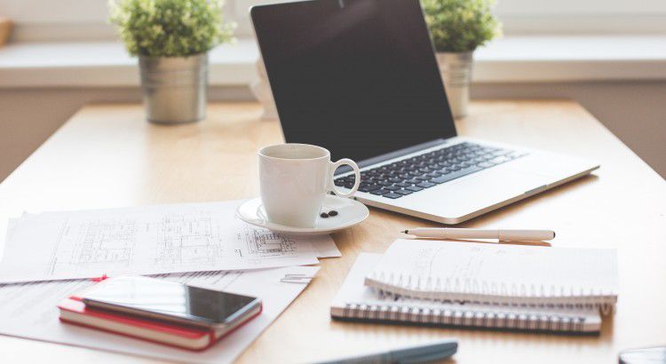 laptop, defter ve kahve bardağı