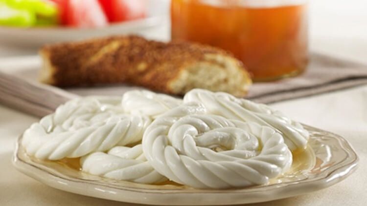 Tabak içerisinde burgulu peynir ve simit